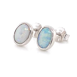 Opal ørestikkerne har ægte solide Australske krystal opaler indfattet i blankt sterling sølv.