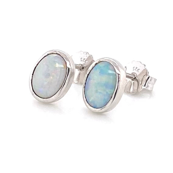 Opal ørestikkerne har ægte solide Australske krystal opaler indfattet i blankt sterling sølv.
