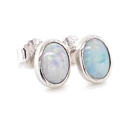 Opal ørestikkerne har ægte solide Australske krystal opaler indfattet i blankt sterling sølv.