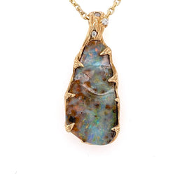Ægte solid boulder opal fra Australien indfattet i 14 karat rustikt guld. De krogede rustikke grene af 14 karat guld holder opalen på plads. 0,05 ct diamanter.