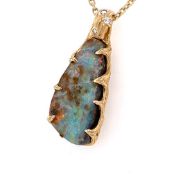 Ægte solid boulder opal fra Australien indfattet i 14 karat rustikt guld. De krogede rustikke grene af 14 karat guld holder opalen på plads. 0,05 ct diamanter.