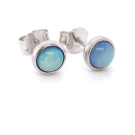 Opal ørestikkerne har ægte solide Australske krystal opaler indfattet i blankt sterling sølv.