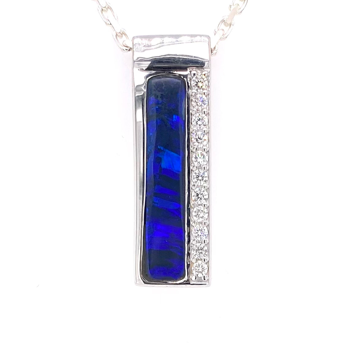 Vedhæng med en ægte solid crystal opal fra vores egen mine i Lightning Ridge, Australien. Indfattet i blankt sterling sølv. Opalen vejer 4,5 ct., og der er isat 0,55 ct. lab diamanter.