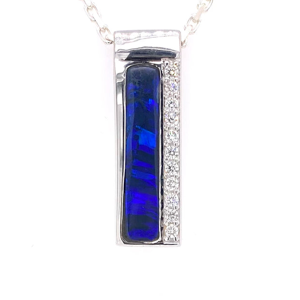 Vedhæng med en ægte solid crystal opal fra vores egen mine i Lightning Ridge, Australien. Indfattet i blankt sterling sølv. Opalen vejer 4,5 ct., og der er isat 0,55 ct. lab diamanter.