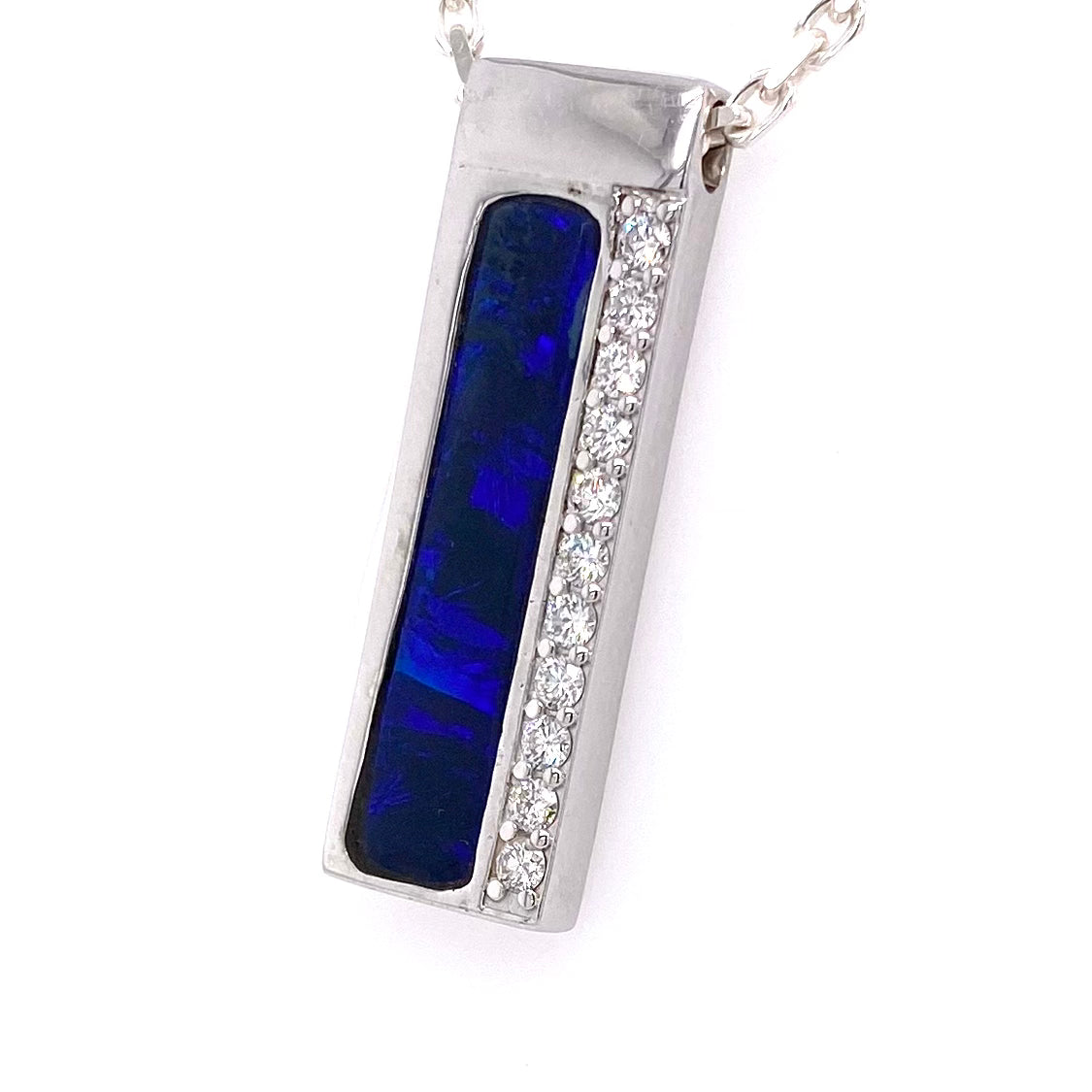 Vedhæng med en ægte solid crystal opal fra vores egen mine i Lightning Ridge, Australien. Indfattet i blankt sterling sølv. Opalen vejer 4,5 ct., og der er isat 0,55 ct. lab diamanter.