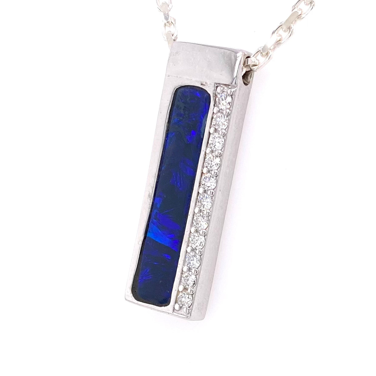 Vedhæng med en ægte solid crystal opal fra vores egen mine i Lightning Ridge, Australien. Indfattet i blankt sterling sølv. Opalen vejer 4,5 ct., og der er isat 0,55 ct. lab diamanter.