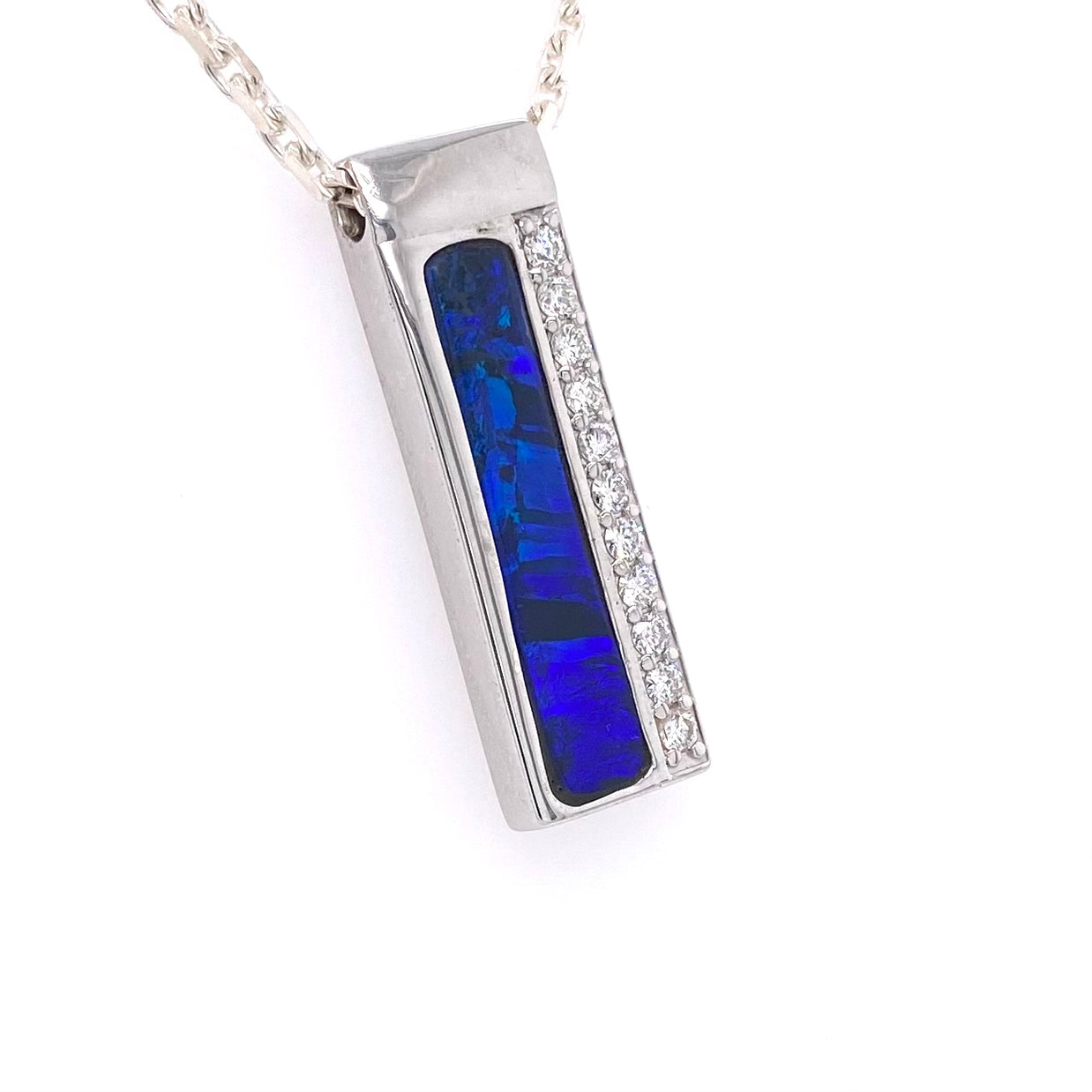 Vedhæng med en ægte solid crystal opal fra vores egen mine i Lightning Ridge, Australien. Indfattet i blankt sterling sølv. Opalen vejer 4,5 ct., og der er isat 0,55 ct. lab diamanter.