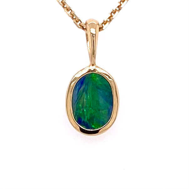 Vedhæng med en ægte doublet opal fra Australien indfattet i 14 karat guld.