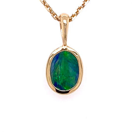 Vedhæng med en ægte doublet opal fra Australien indfattet i 14 karat guld.