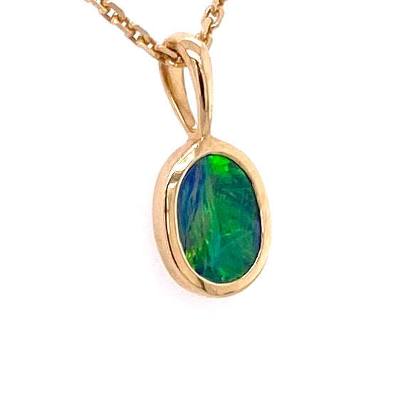 Vedhæng med en ægte doublet opal fra Australien indfattet i 14 karat guld.