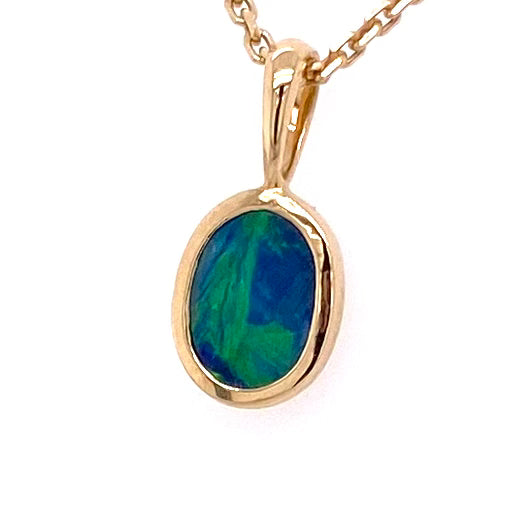 Vedhæng med en ægte doublet opal fra Australien indfattet i 14 karat guld.