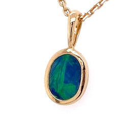 Vedhæng med en ægte doublet opal fra Australien indfattet i 14 karat guld.