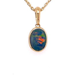 Vedhæng med en ægte doublet opal fra Australien indfattet i 14 karat guld.