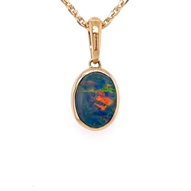 Vedhæng med en ægte doublet opal fra Australien indfattet i 14 karat guld.