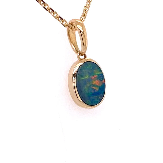Vedhæng med en ægte doublet opal fra Australien indfattet i 14 karat guld.
