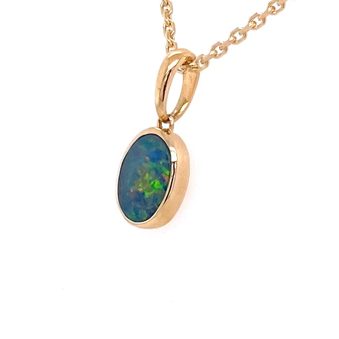 Vedhæng med en ægte doublet opal fra Australien indfattet i 14 karat guld.