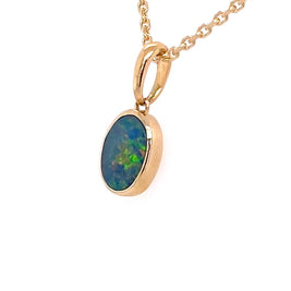 Vedhæng med en ægte doublet opal fra Australien indfattet i 14 karat guld.