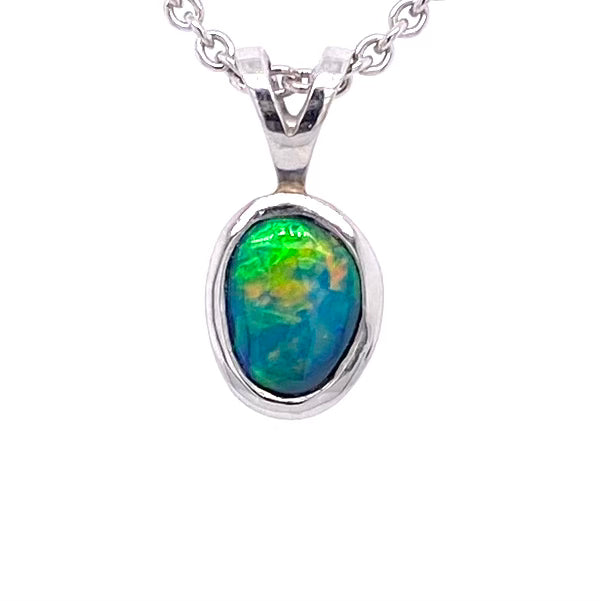 Vedhæng med en ægte doublet opal fra Australien indfattet i 14 karat hvidguld.