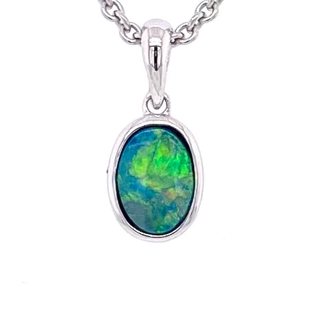 Vedhæng med en ægte doublet opal fra Australien indfattet i sterling sølv.