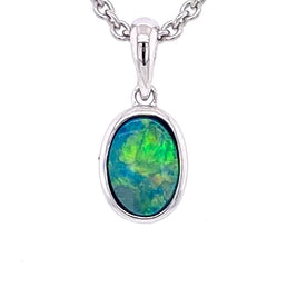 Vedhæng med en ægte doublet opal fra Australien indfattet i sterling sølv.