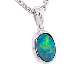 Vedhæng med en ægte doublet opal fra Australien indfattet i sterling sølv.