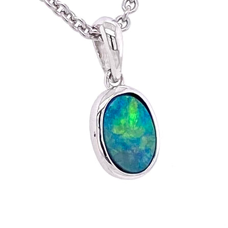 Vedhæng med en ægte doublet opal fra Australien indfattet i sterling sølv.