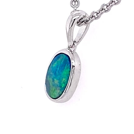 Vedhæng med en ægte doublet opal fra Australien indfattet i sterling sølv.