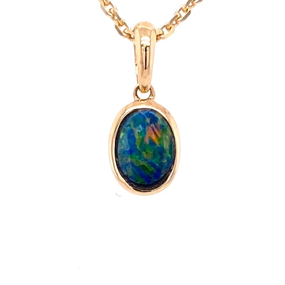 Vedhæng med en ægte doublet opal fra Australien indfattet i 14 karat guld.