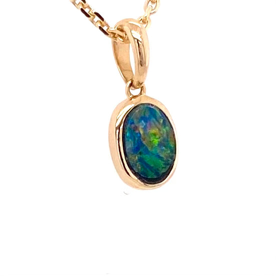 Vedhæng med en ægte doublet opal fra Australien indfattet i 14 karat guld.
