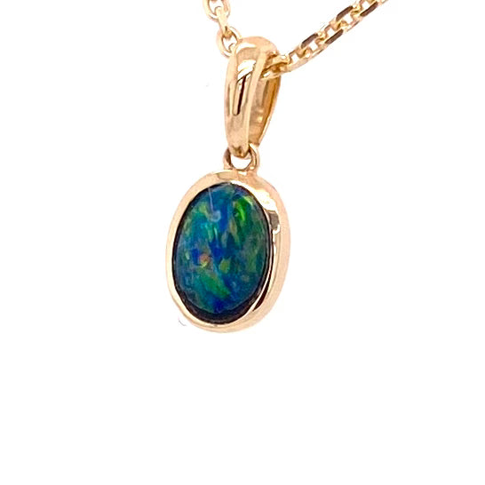 Vedhæng med en ægte doublet opal fra Australien indfattet i 14 karat guld.