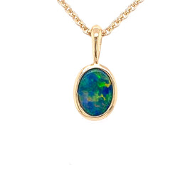 Vedhæng med en ægte doublet opal fra Australien indfattet i 14 karat guld.
