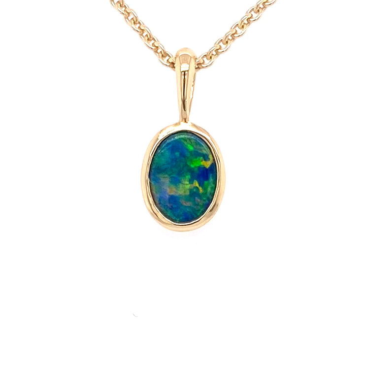 Vedhæng med en ægte doublet opal fra Australien indfattet i 14 karat guld.