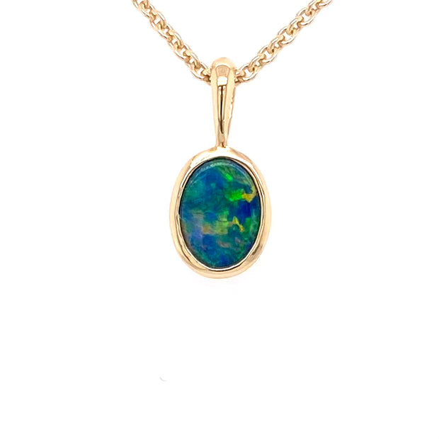 Vedhæng med en ægte doublet opal fra Australien indfattet i 14 karat guld.