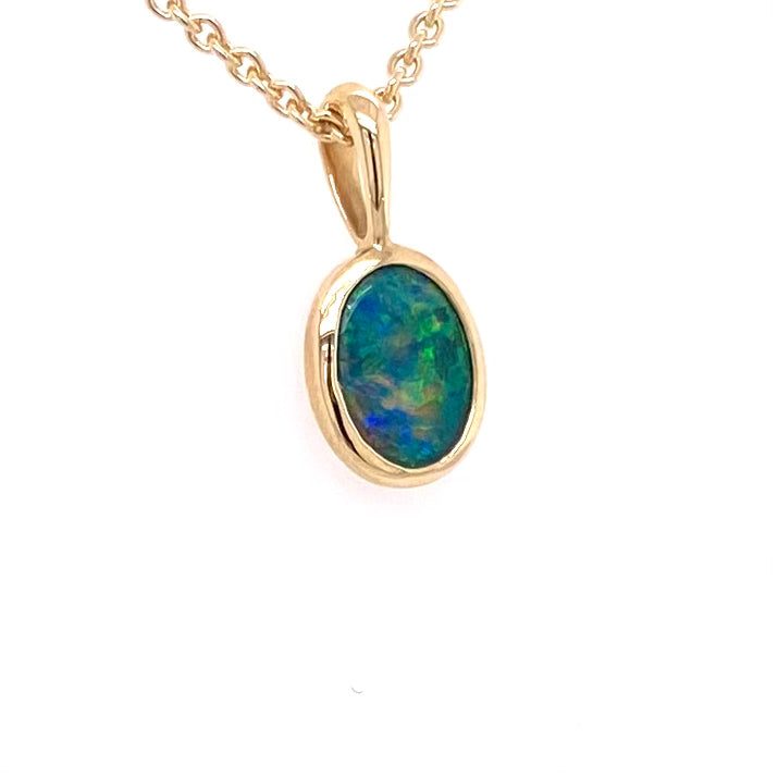 Vedhæng med en ægte doublet opal fra Australien indfattet i 14 karat guld.