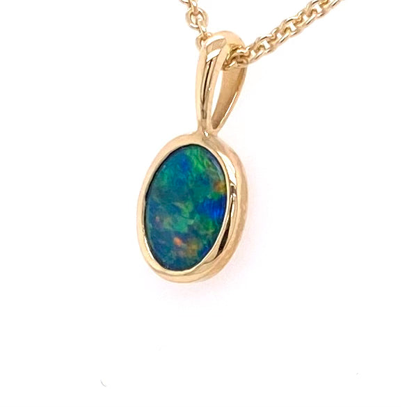 Vedhæng med en ægte doublet opal fra Australien indfattet i 14 karat guld.