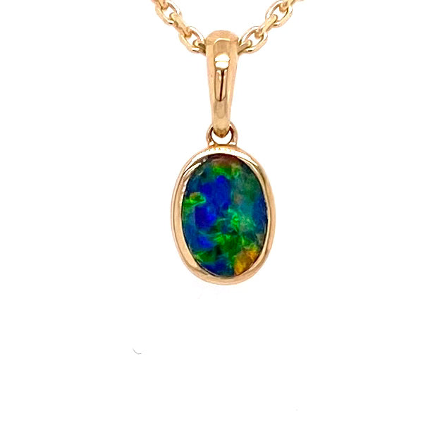 Vedhæng med en ægte doublet opal fra Australien indfattet i 14 karat guld.