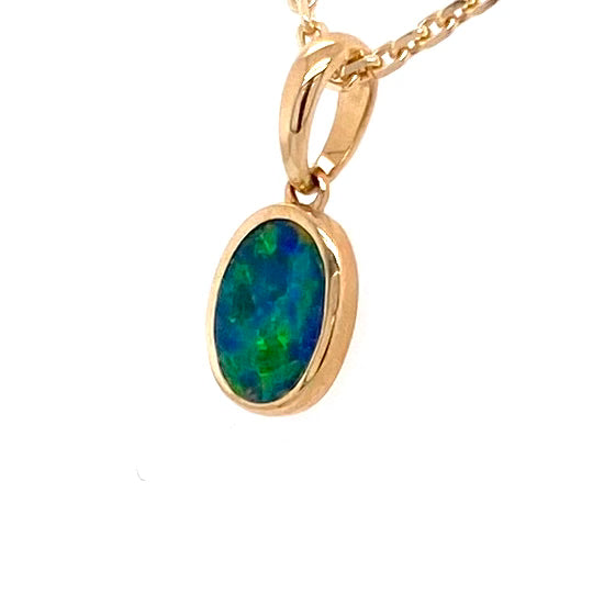 Vedhæng med en ægte doublet opal fra Australien indfattet i 14 karat guld.