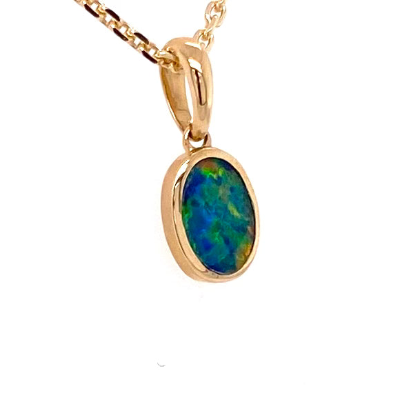 Vedhæng med en ægte doublet opal fra Australien indfattet i 14 karat guld.