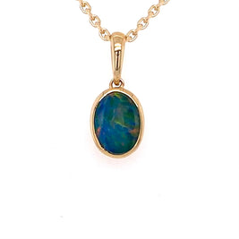 Vedhæng med en ægte doublet opal fra Australien indfattet i 14 karat guld.