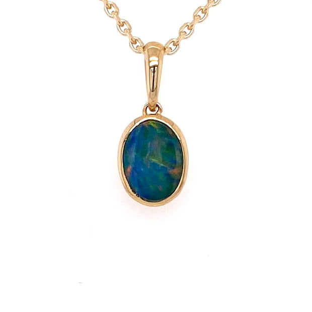Vedhæng med en ægte doublet opal fra Australien indfattet i 14 karat guld.