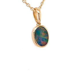 Vedhæng med en ægte doublet opal fra Australien indfattet i 14 karat guld.