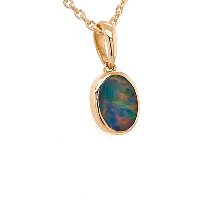 Vedhæng med en ægte doublet opal fra Australien indfattet i 14 karat guld.