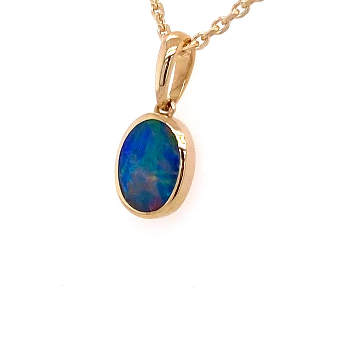 Vedhæng med en ægte doublet opal fra Australien indfattet i 14 karat guld.