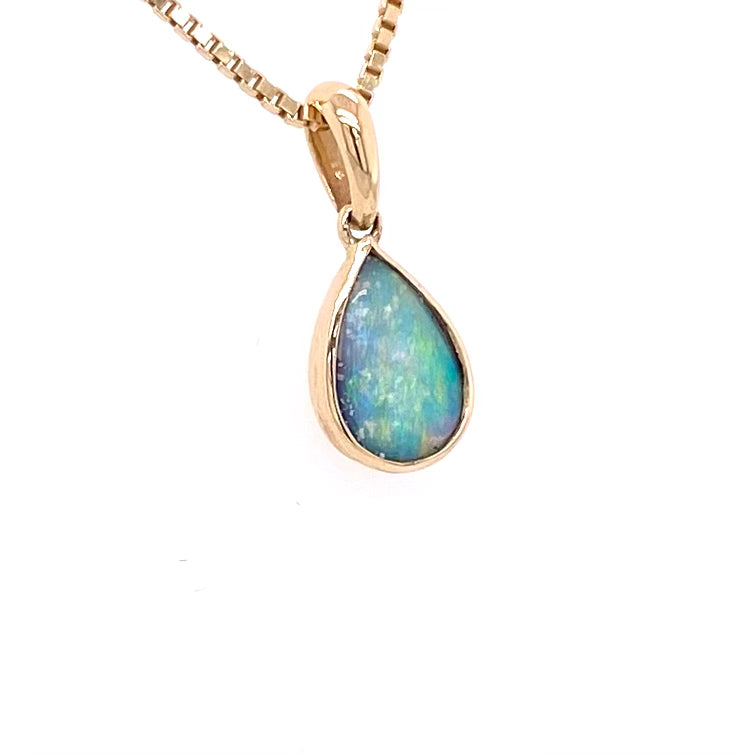 Vedhæng med en ægte solid krystal opal fra Australien indfattet i 14 karat guld.