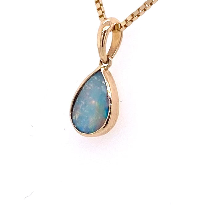 Vedhæng med en ægte solid krystal opal fra Australien indfattet i 14 karat guld.