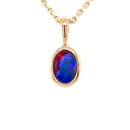 Vedhæng med en ægte doublet opal fra Australien indfattet i 14 karat guld.
