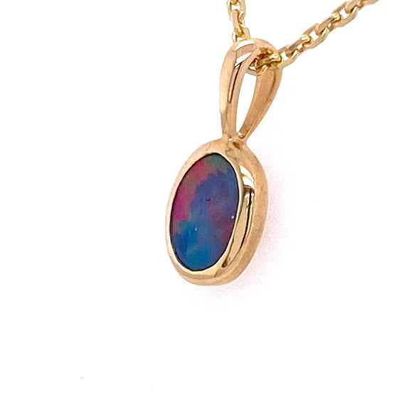 Vedhæng med en ægte doublet opal fra Australien indfattet i 14 karat guld.