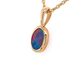 Vedhæng med en ægte doublet opal fra Australien indfattet i 14 karat guld.