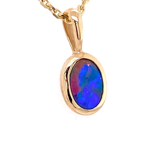 Vedhæng med en ægte doublet opal fra Australien indfattet i 14 karat guld.