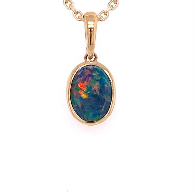 Vedhæng med en ægte doublet opal fra Australien indfattet i 14 karat guld.